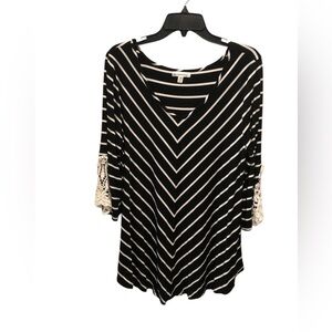 Roommates 1X Black and White Striped Women's Top Crochet Sleeves